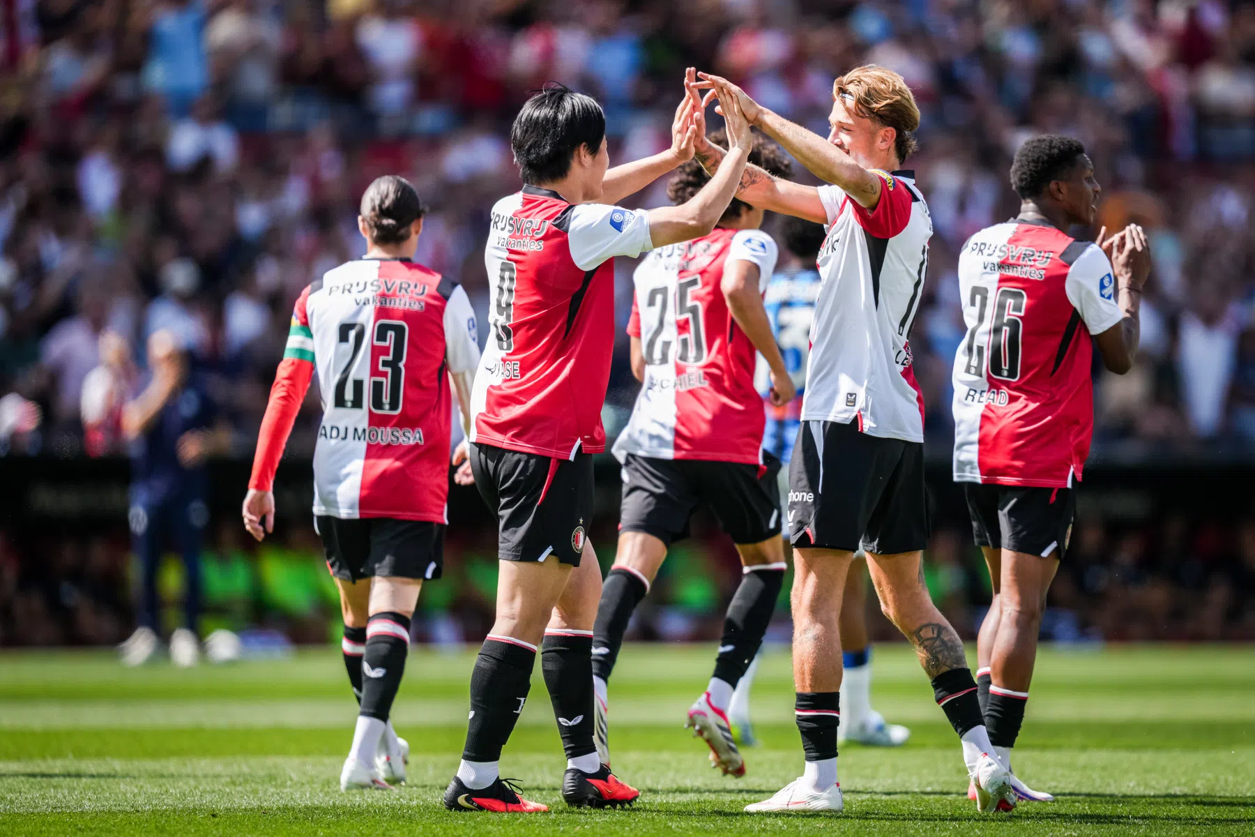 Ueda en Van Persie bezorgen Feyenoord winst op Atalanta in foutloze voorbereiding