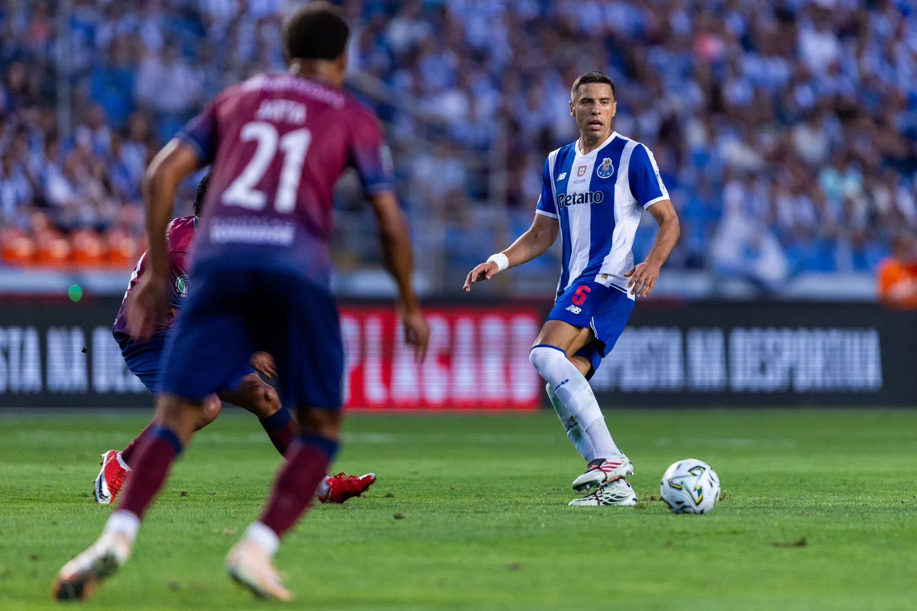 Frustratie bij FC Porto: Bednarek krijgt op pijnlijke wijze gelijk
