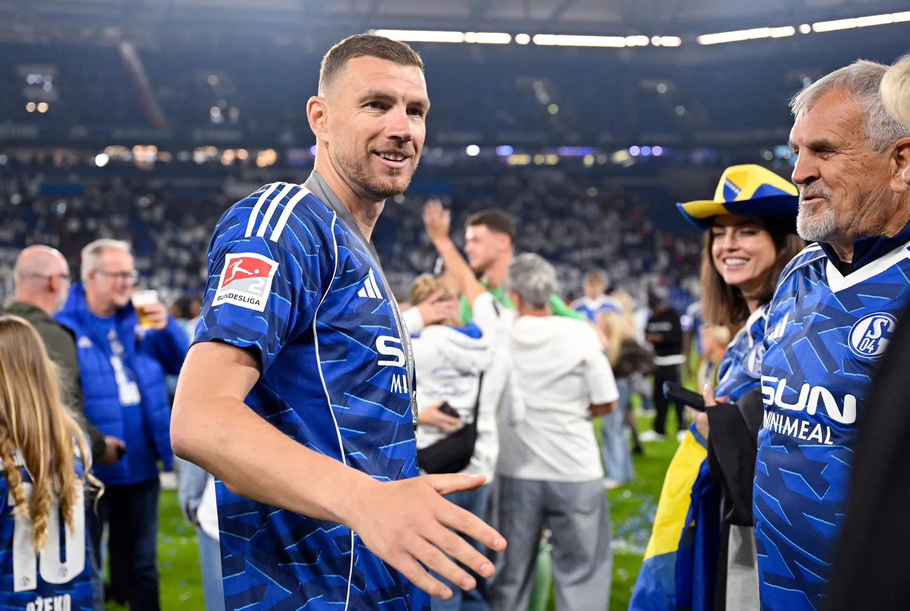 Dzeko gaat met Schalke 04 de Bundesliga in