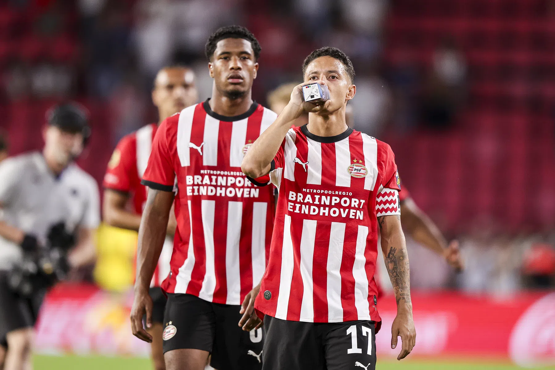 Bedenkelijke hoofdrol Flamingo bij gelijkspel PSV: 'Zuur het woord van de avond'
