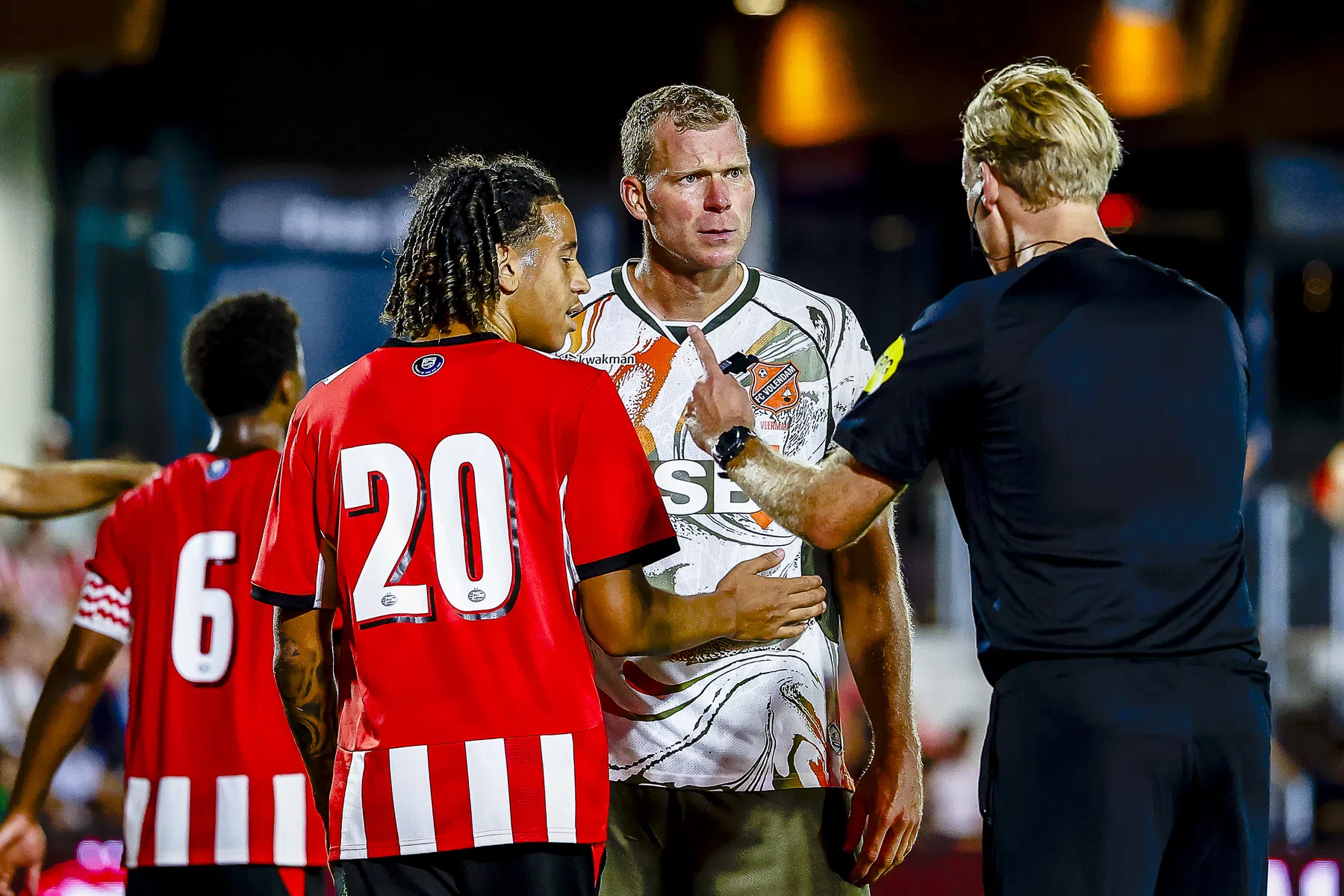 Veerman hekelt arbiter bij KKD-rentree: 'Dan doet hij gelijk heel stoer'