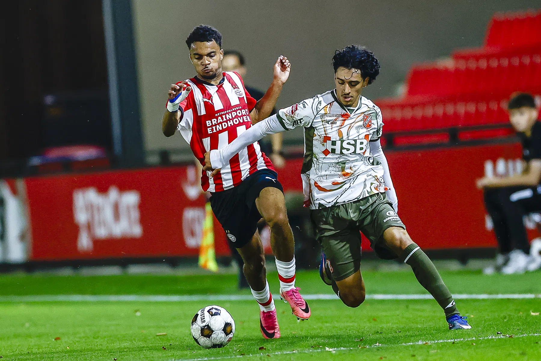 Bosz laat Bassey (19) weer afvloeien naar Jong PSV