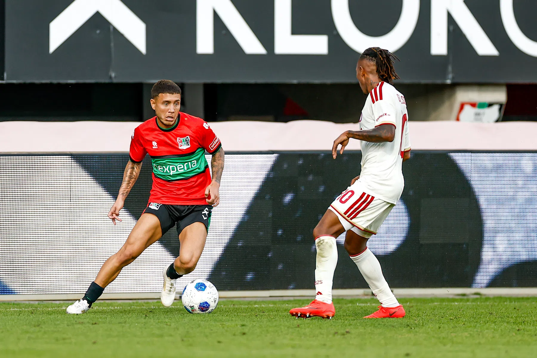 Emre Mor is NEC dankbaar: 'Het gaat me om plezier, niet om geld'
