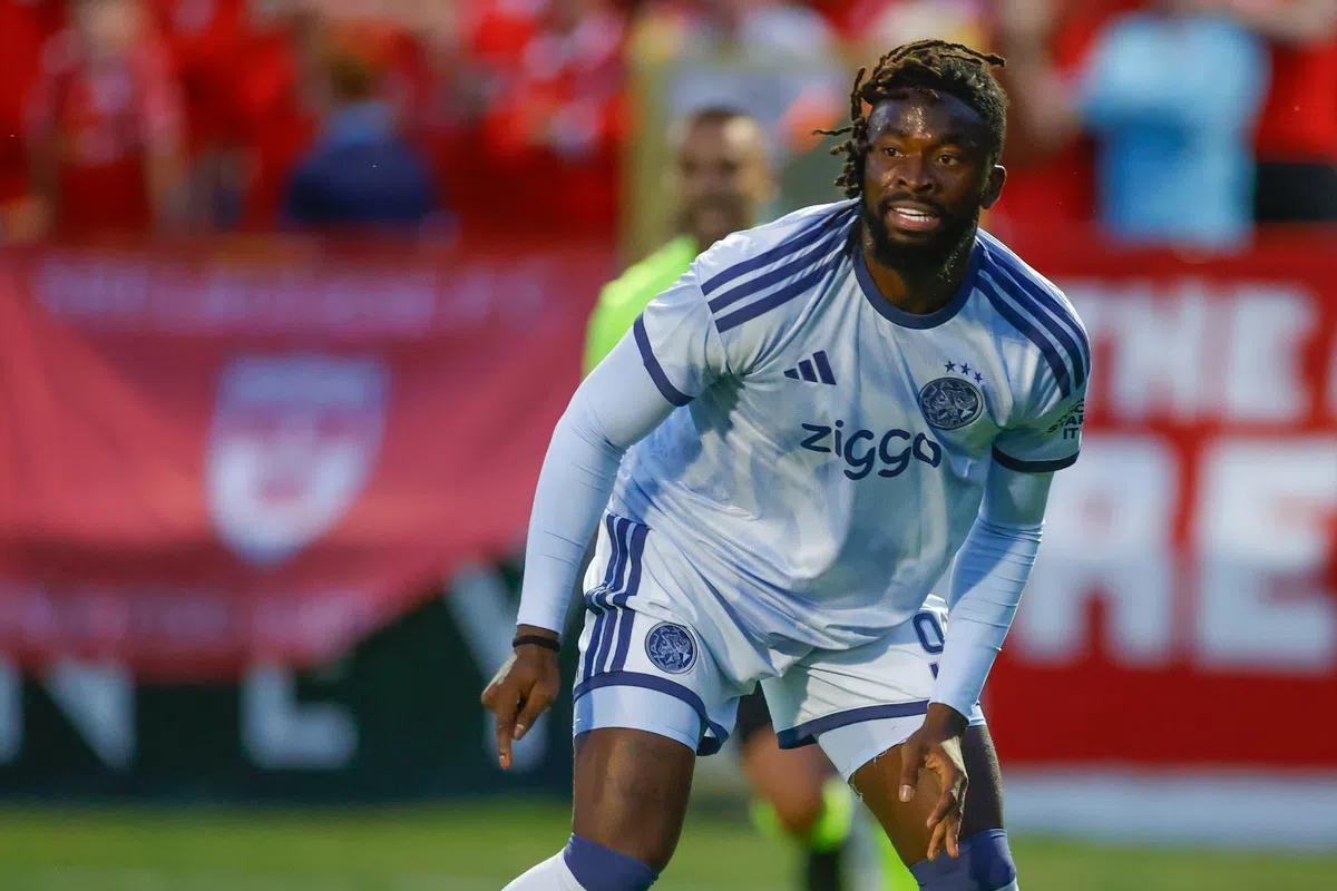Tolu Arokodare Thrives Under Míchel at Ajax
