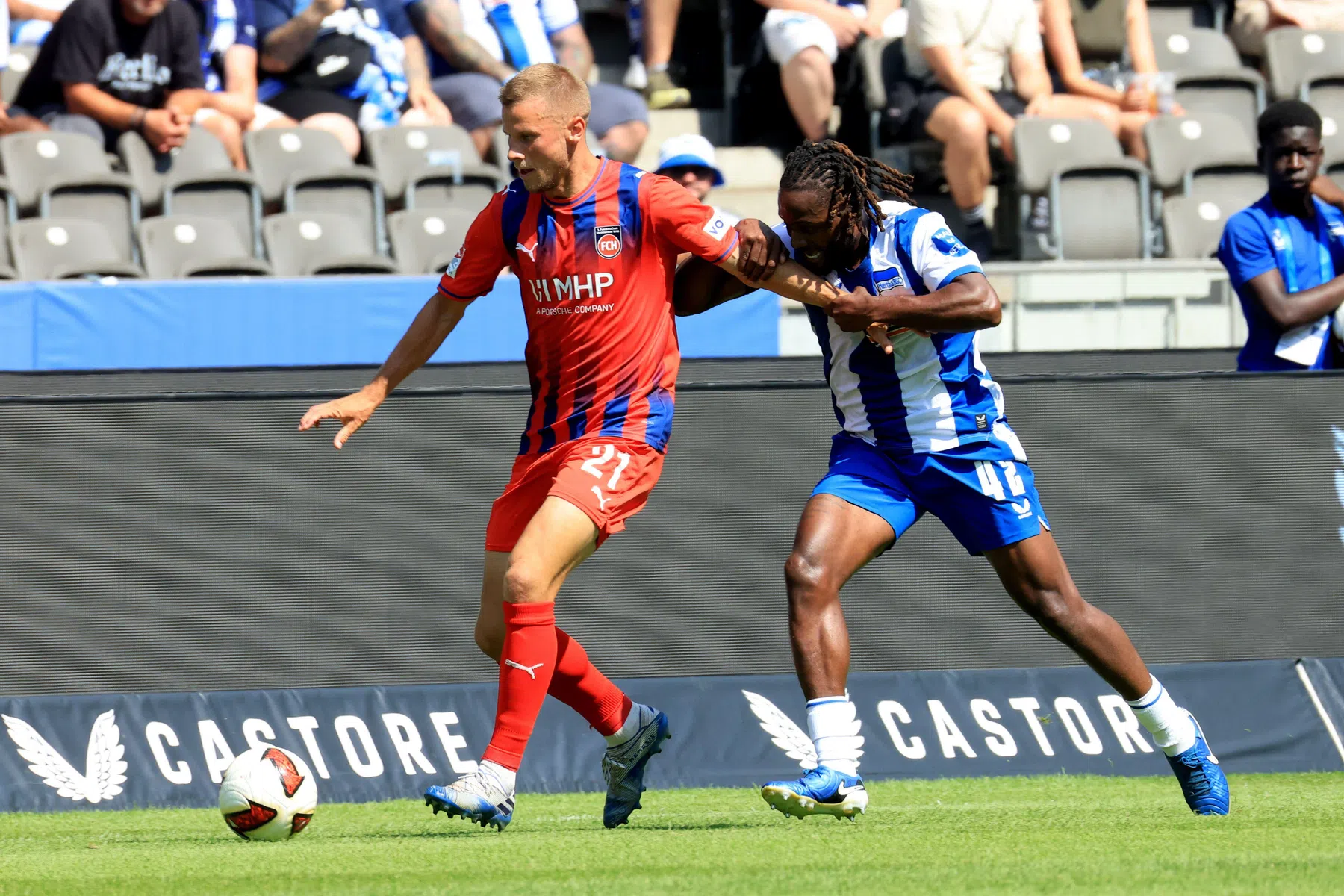 Bewogen middag voor Zeefuik met elleboogstoot en fraai lobje bij Hertha