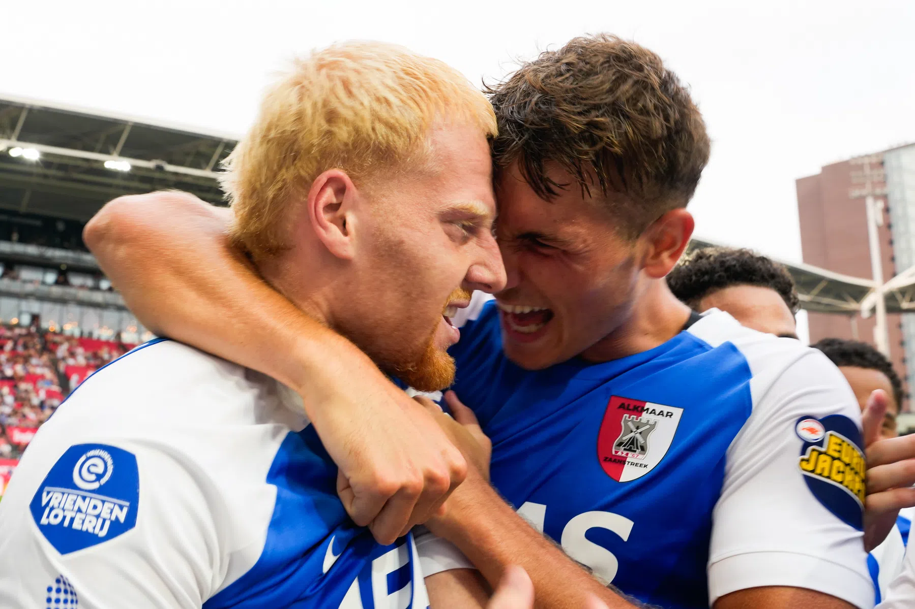 AZ grijpt koppositie na overtuigende zege op tegenvallend FC Utrecht