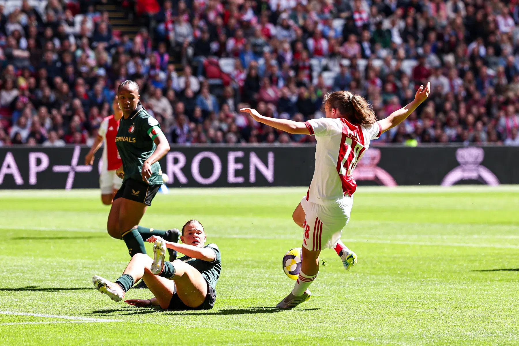 Visscher renews contract with Ajax
