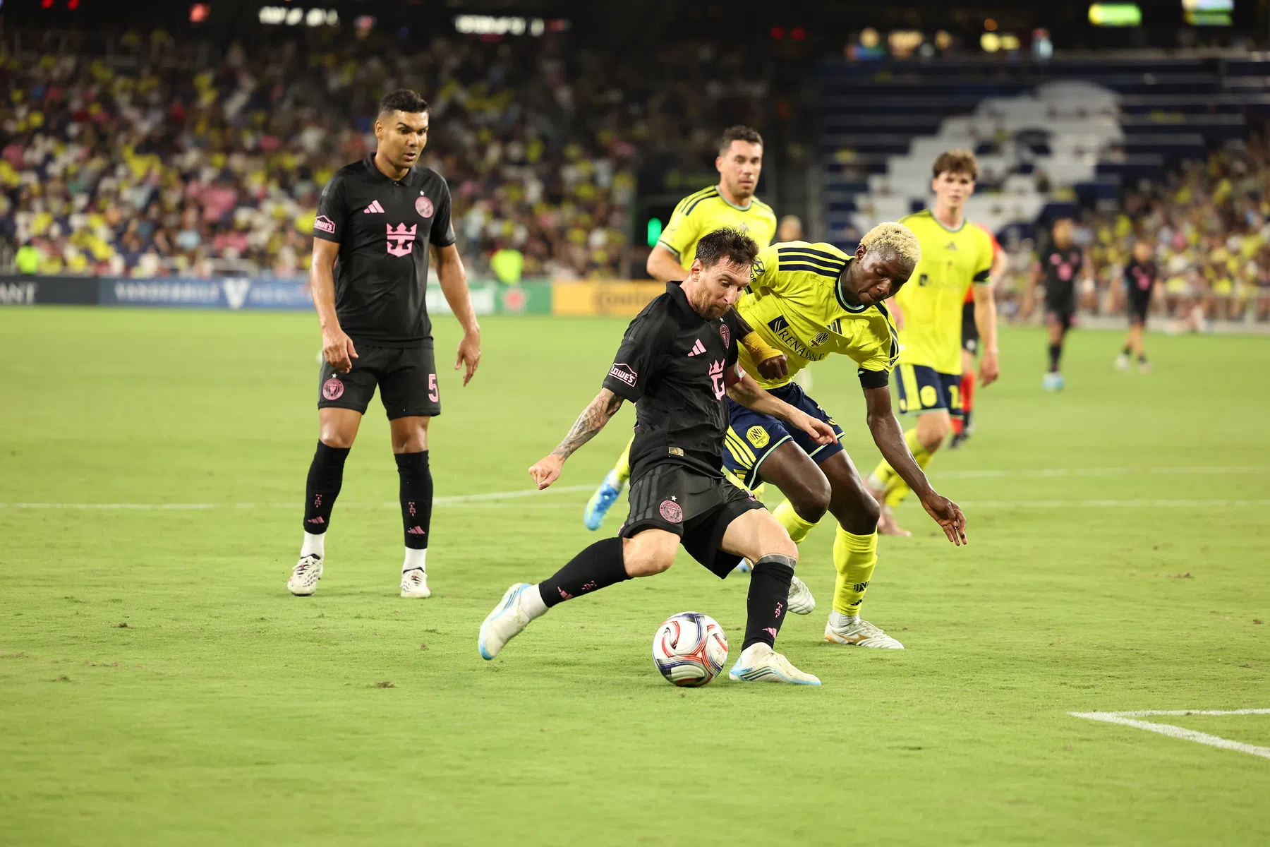 Messi mist penalty en raakt twee keer de paal in pijnlijke MLS-topper