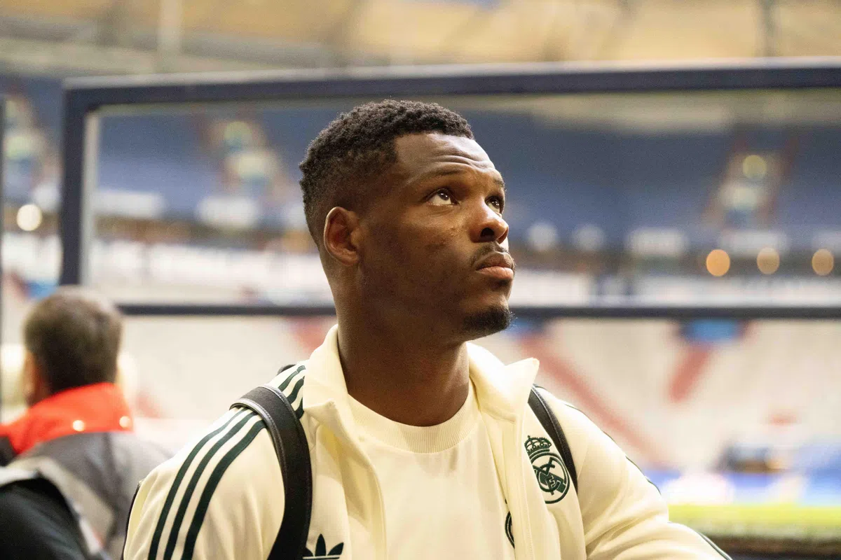 Denzel Dumfries faz sua estreia como titular no Real Madrid