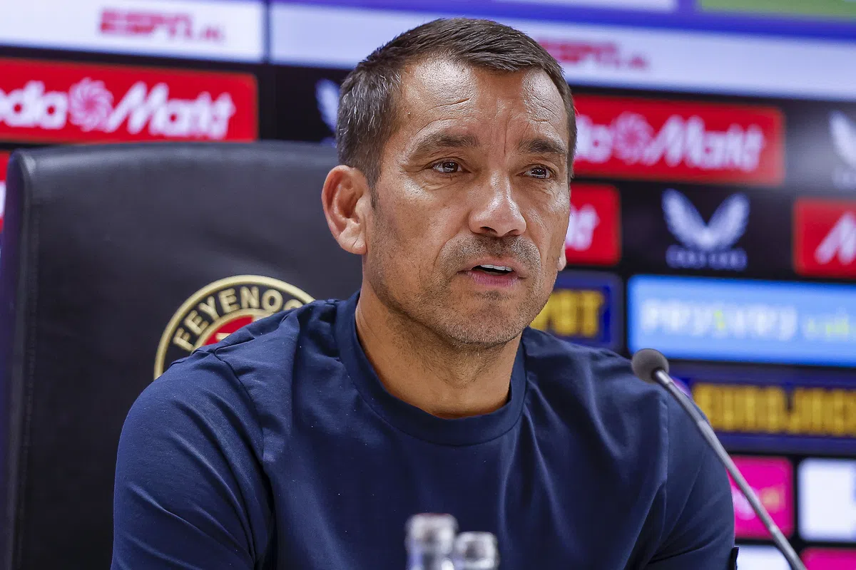 Van Bronckhorst reageert op CL-loting: 'Zullen Viking nog even moeten bekijken'