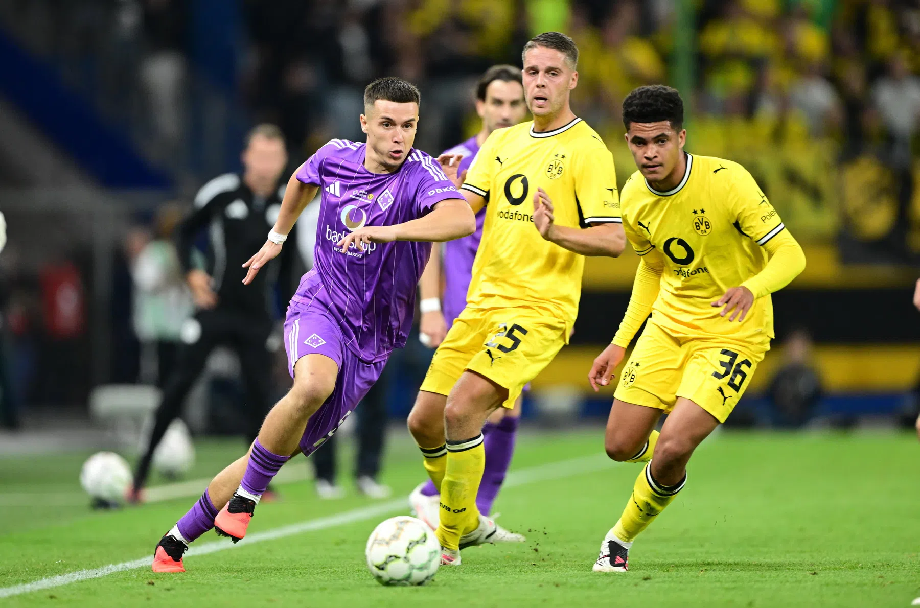 Veerman levert assist bij basisdebuut voor Dortmund dat swingt in Duitse beker