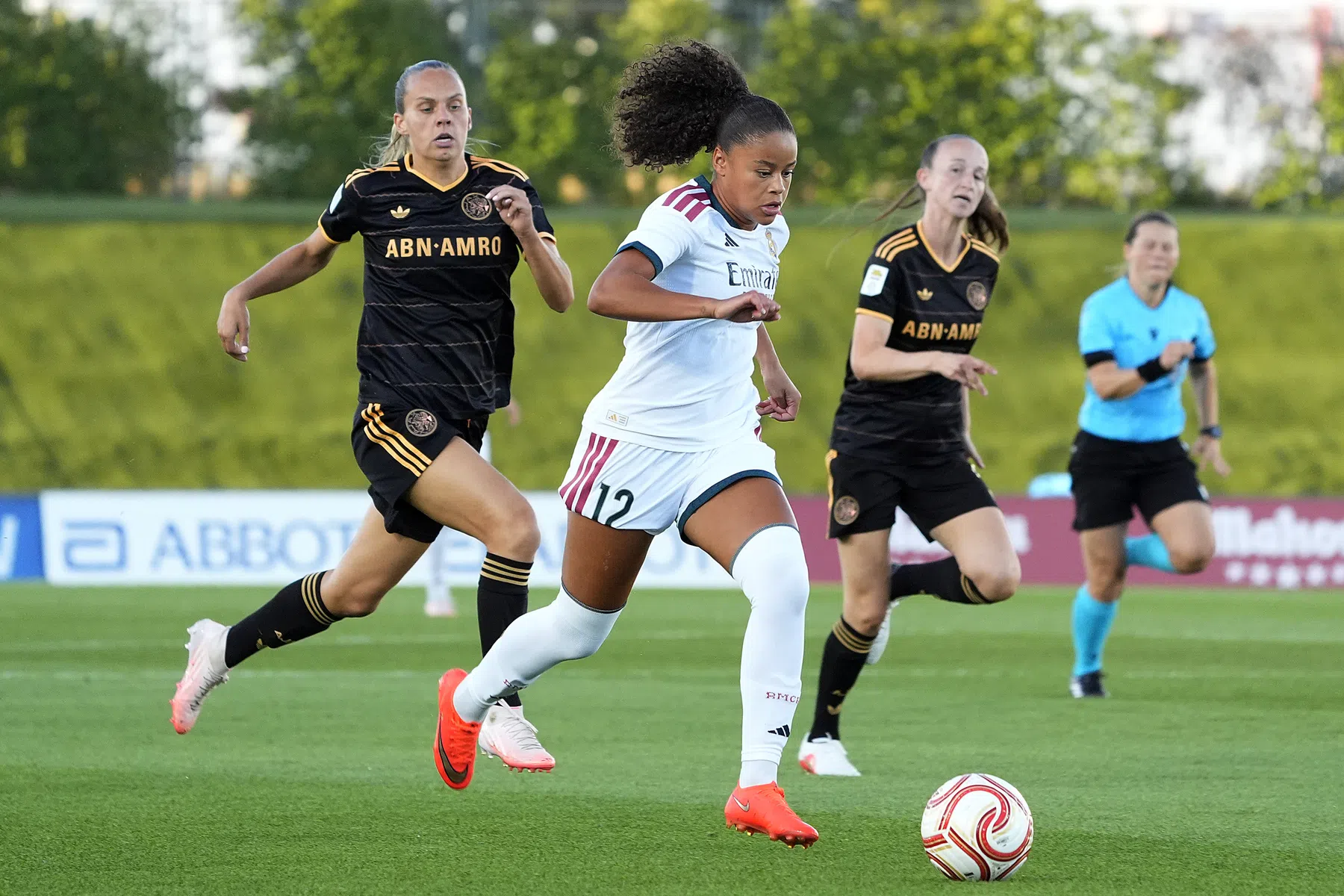 Real Madrid veroordeelt Ajax Vrouwen tot Europa Cup-voetbal