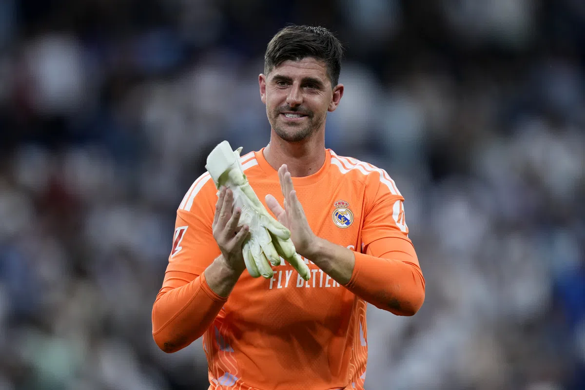 Courtois haakt af bij Van Bommel — photo: Voetbal International