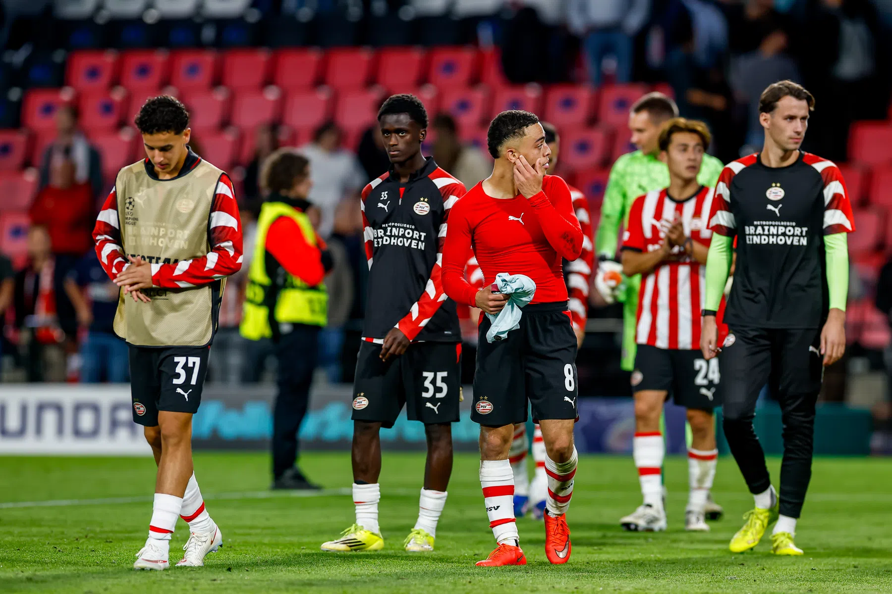 Dest baalt van remise PSV en zet vraagtekens bij tackle: 'Weet niet of dit mag'
