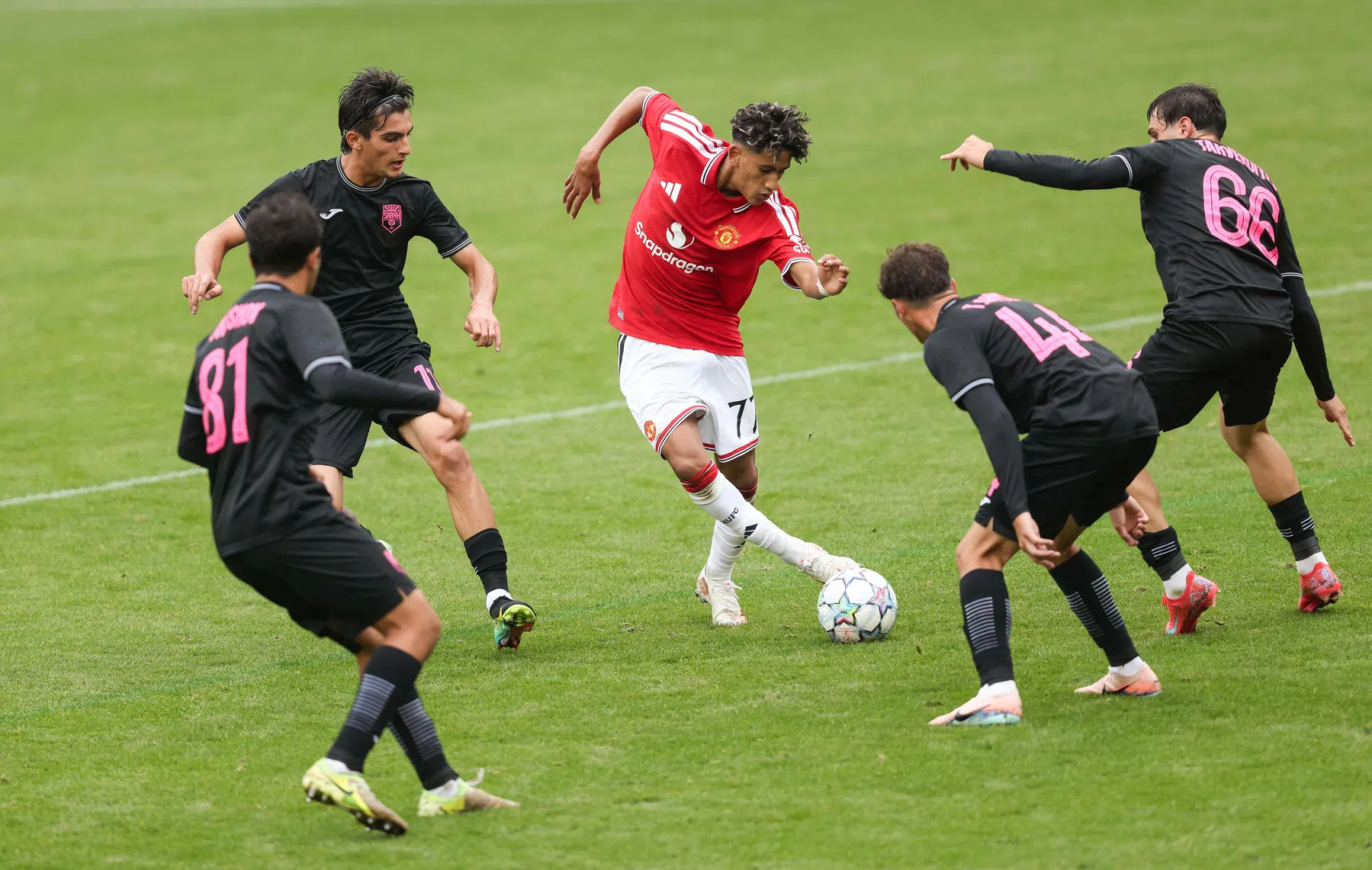 De strijd om Kid Messi: Manchester United op ramkoers met JJ Gabriel