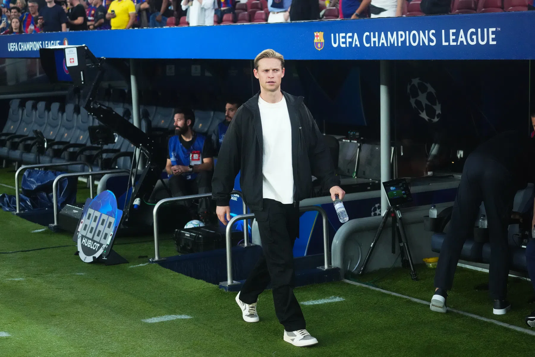 Frenkie de Jong steps up recovery with return to individual training