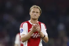 Ajax-spits Dolberg geopereerd na zware knieblessure: 'Dit komt hard aan'