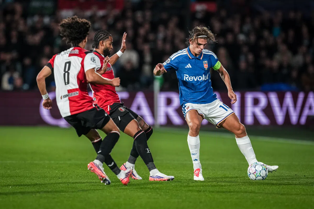 Photo: Voetbal International Nico Paz Receives Father's 1996 Shirt After Feyenoord vs. Como Champions League Match