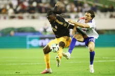Ajax graaft eigen graf en begint met nederlaag aan Conference League
