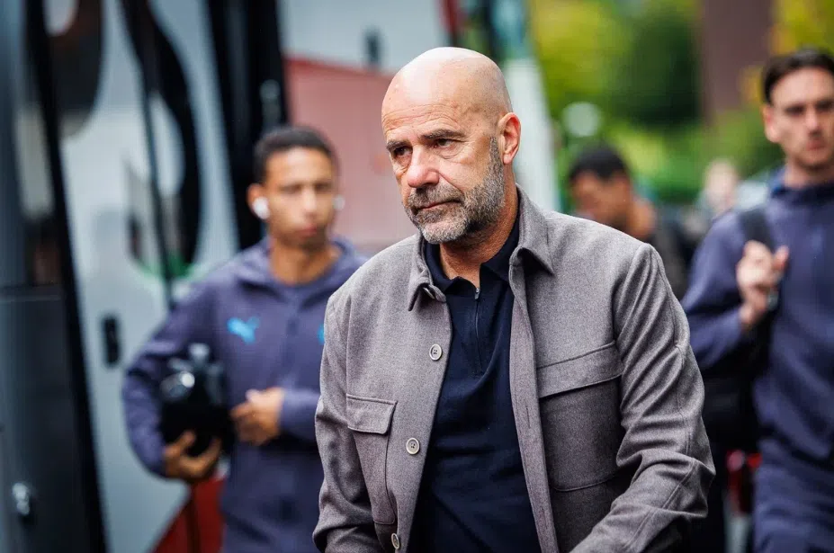PSV struikelt in Den Haag na rode kaart Mijnans — photo: Voetbal International