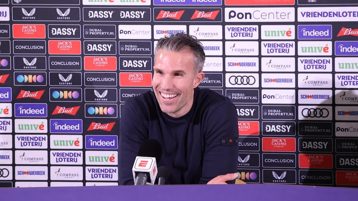 Van Persie grapt over multi-inzetbare Moder: 'Volgende week keeper'