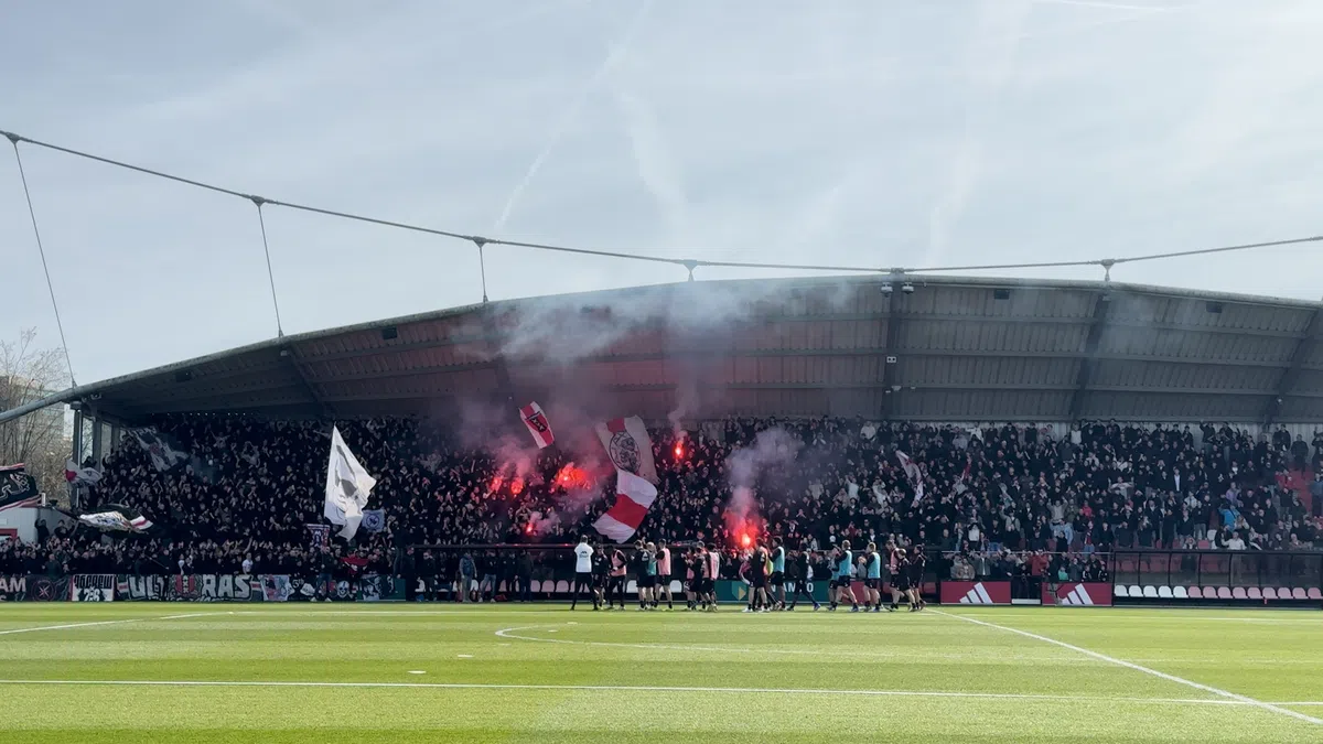 Fans steunen Ajax-selectie op laatste training voor Klassieker
