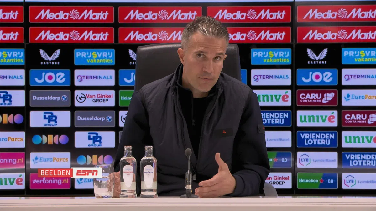 Complimenten aan Lotomba: bekijk hier de volledige persconferentie van Van Persie