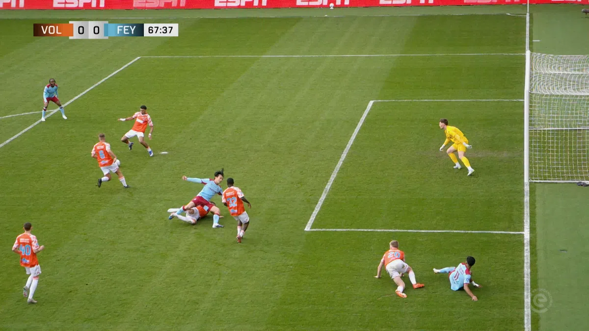 Had Feyenoord een penalty moeten krijgen voor de overtreding op Ueda?