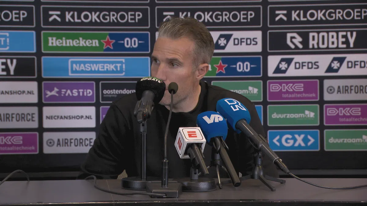 'Zure' tegengoal en 'heel slechte' beslissing: de persconferentie van Van Persie