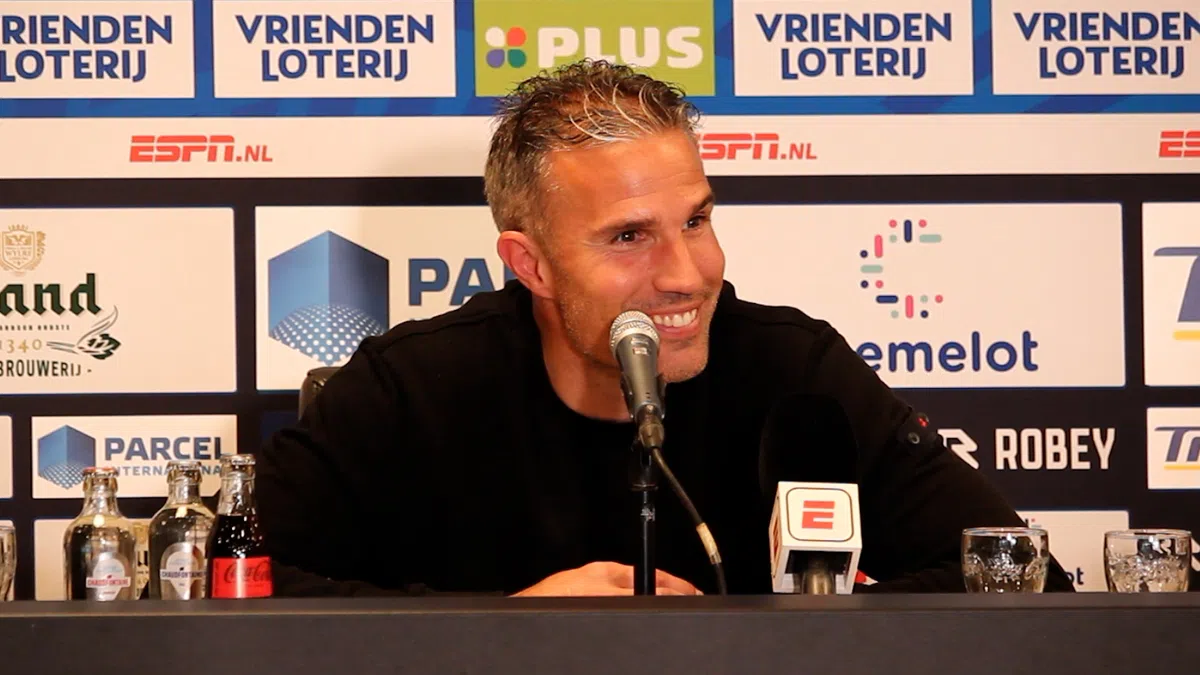 Van Persie reageert met lach op akkefietje tussen St. Juste en staflid