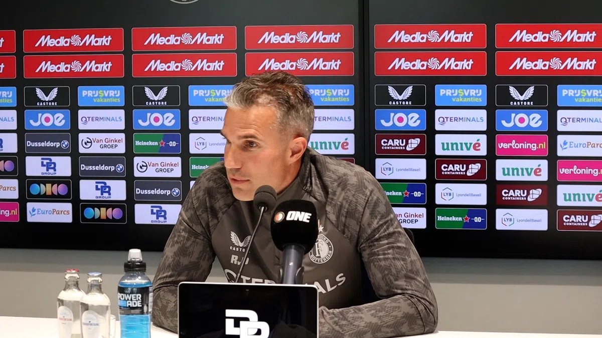 Van Persie ontkent verhaal over vertrek Sterling: 'Heb die krant niet gesproken'