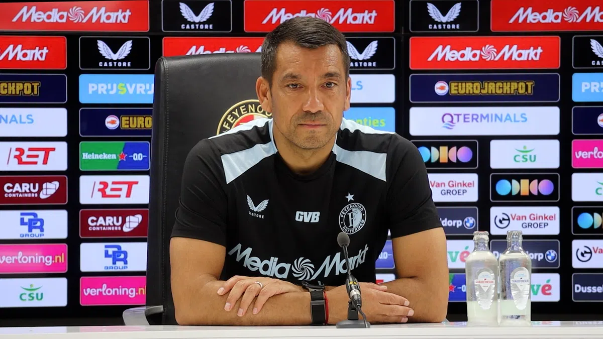Van Bronckhorst looft Van Persie: 'Een van onze grootste talenten'