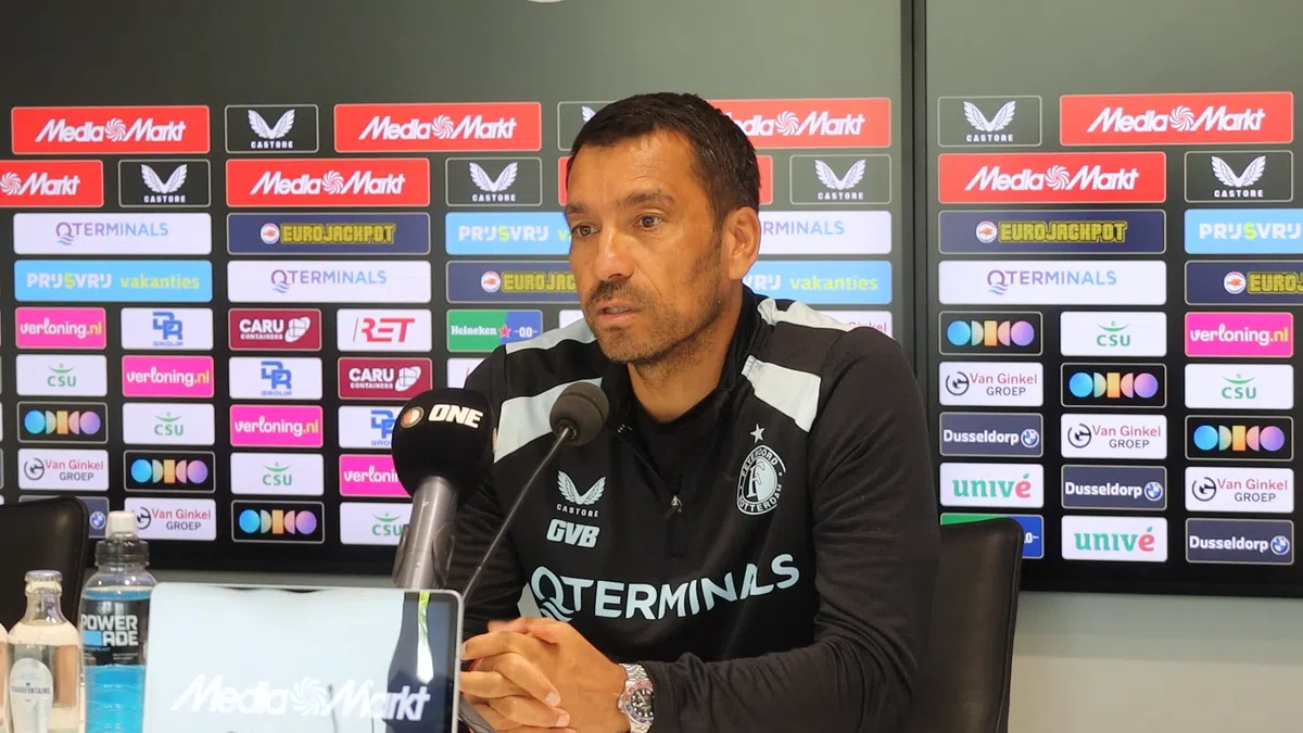 Van Bronckhorst kent de impact van online haat