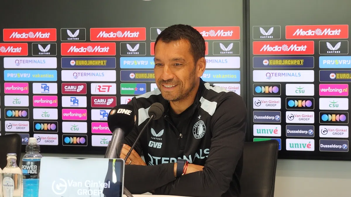 Van Bronckhorst haalt schouders op na titelvoorspellingen 'experts'