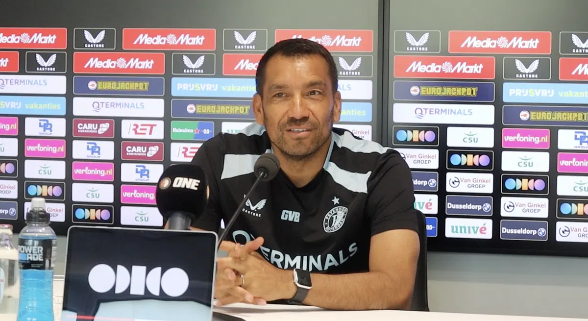 Van Bronckhorst zag aanstelling Xavi als bondscoach van Oranje niet aankomen