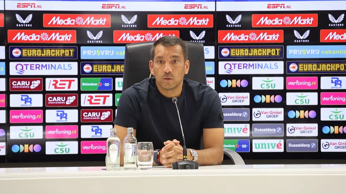 Van Bronckhorst hult zich in nevelen over toekomst Ahmedhodzic