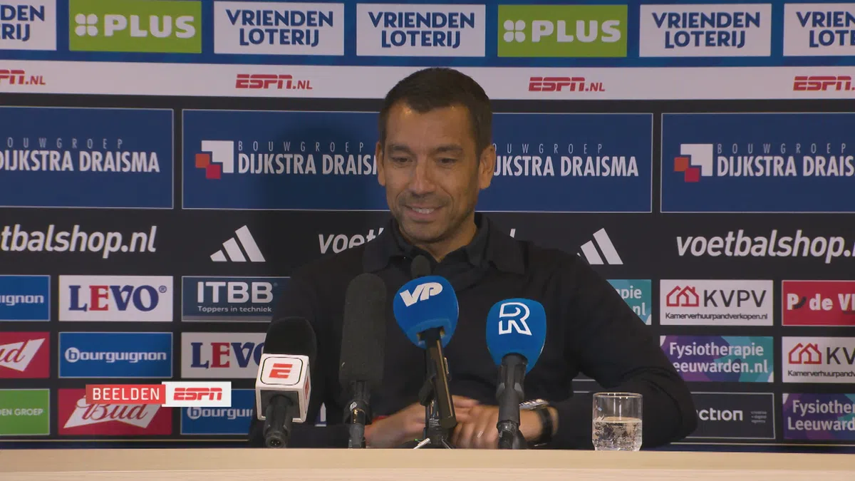 Hele persconferentie: Van Bronckhorst baalt verschrikkelijk van vuurwerkactie