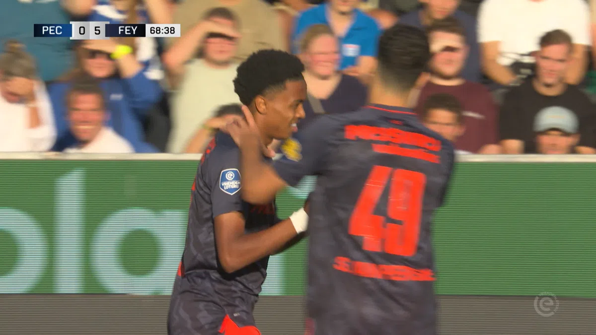 Jonkie schrijft geschiedenis met Eredivisie-goal voor Feyenoord