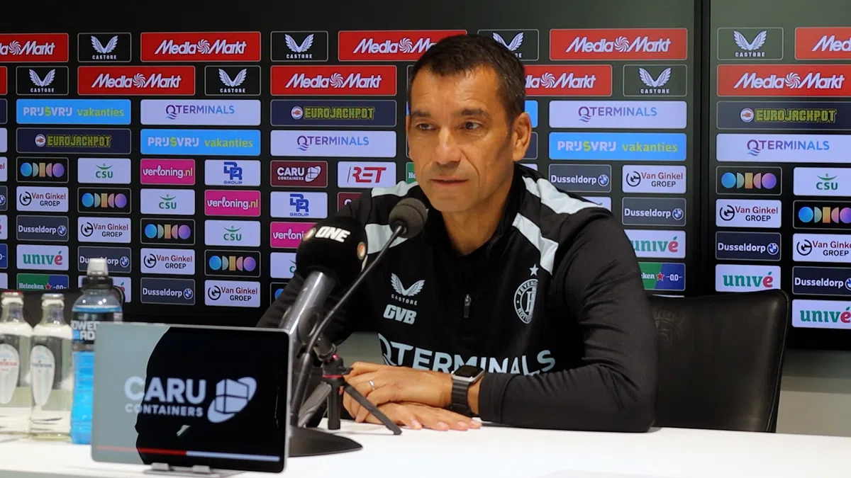 Van Bronckhorst gaat met Xavi in gesprek in De Kuip