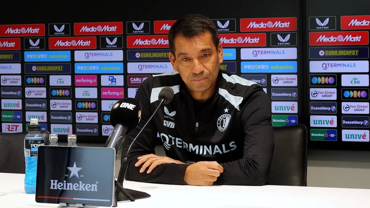 Van Bronckhorst grapt over positiviteit rondom Feyenoord: 'Kan gewoon zelf tanken'