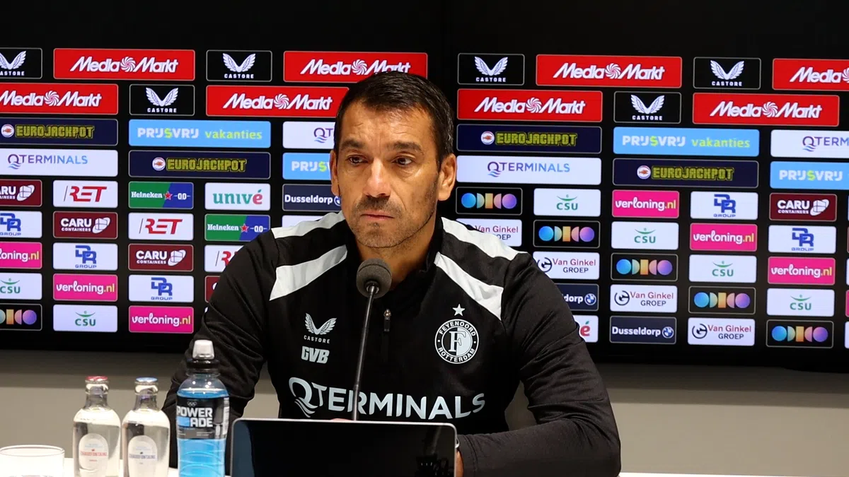 Van Bronckhorst wijst PSV als favoriet aan voor duel met koploper Feyenoord
